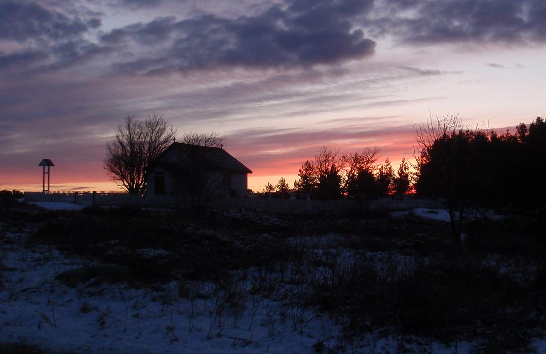 aurinko nousee kappelin takaa